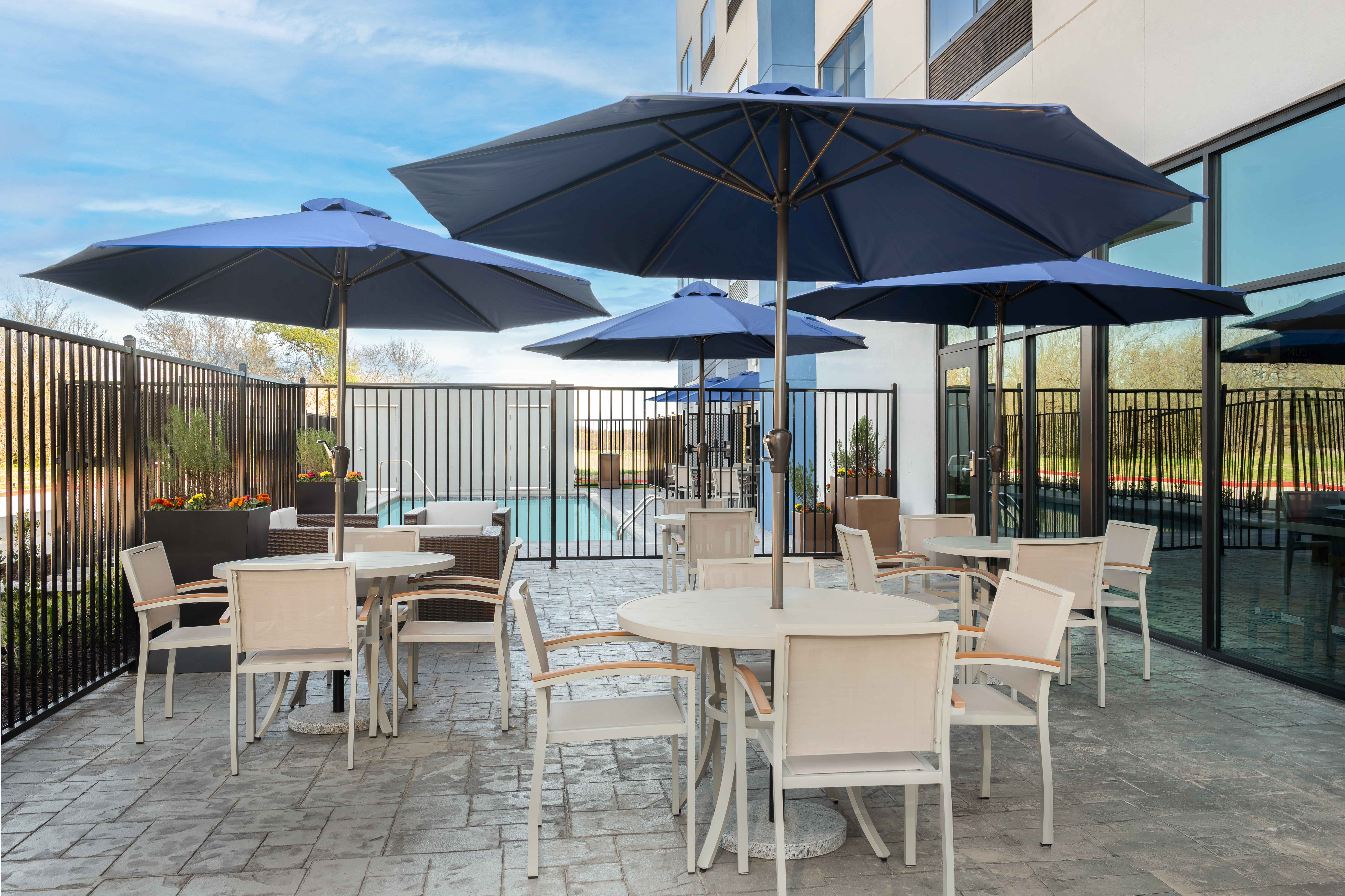 Holiday Inn Express & Suites DFW Airport Southwest Euless 46/62