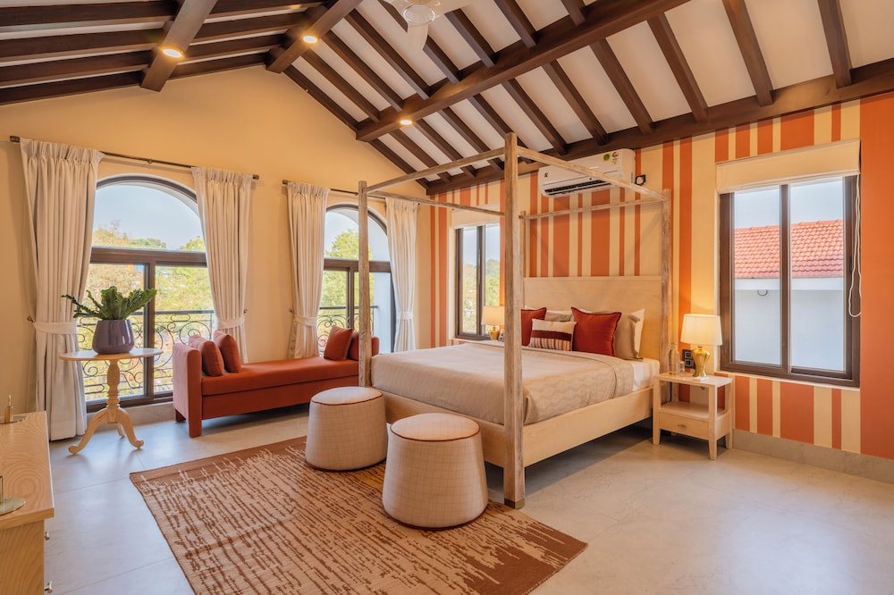 ELIVAAS Villa Paraiso 4 BHK with Pool and Bar 28/35