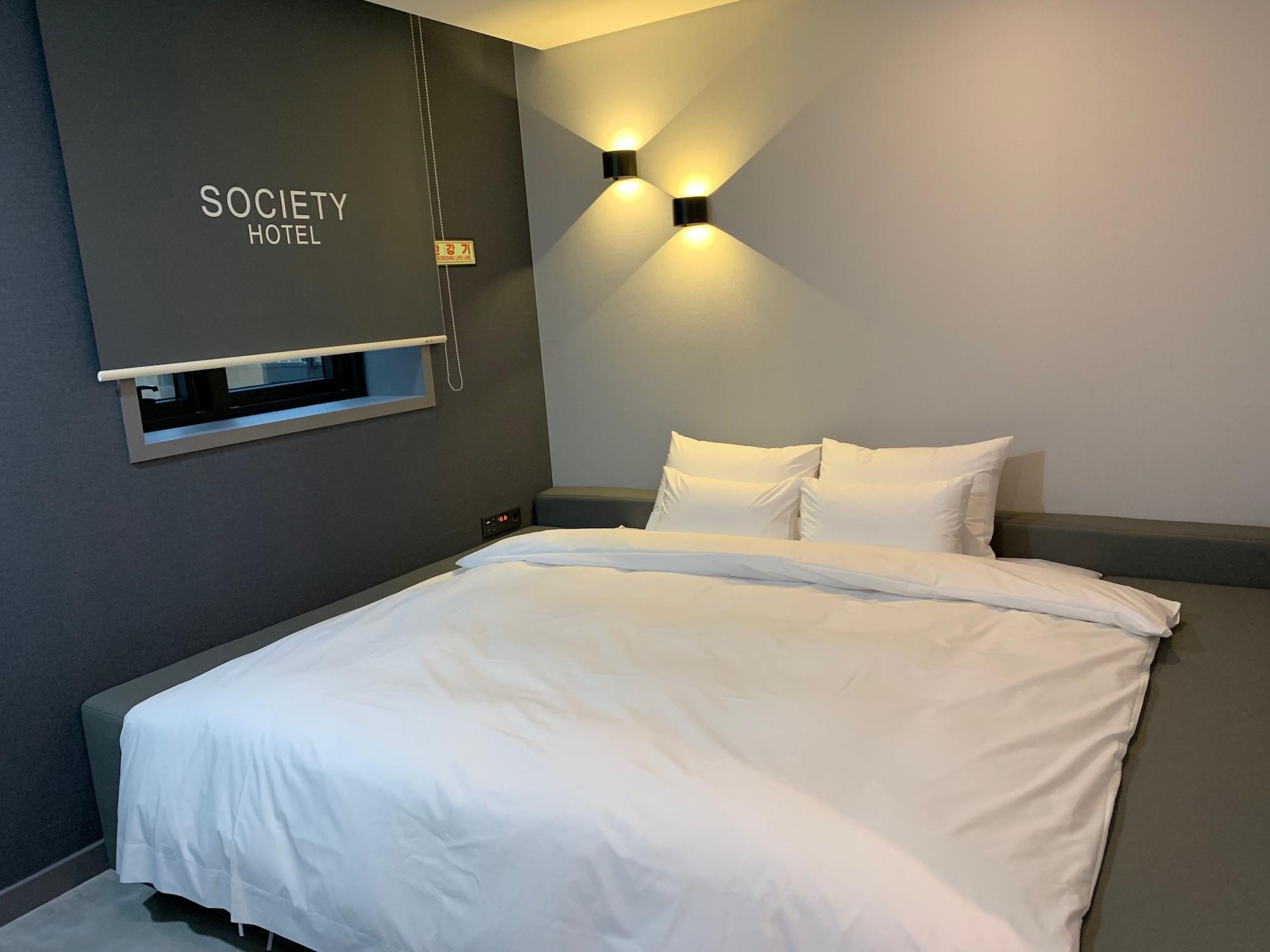 Hotel Society 24/54