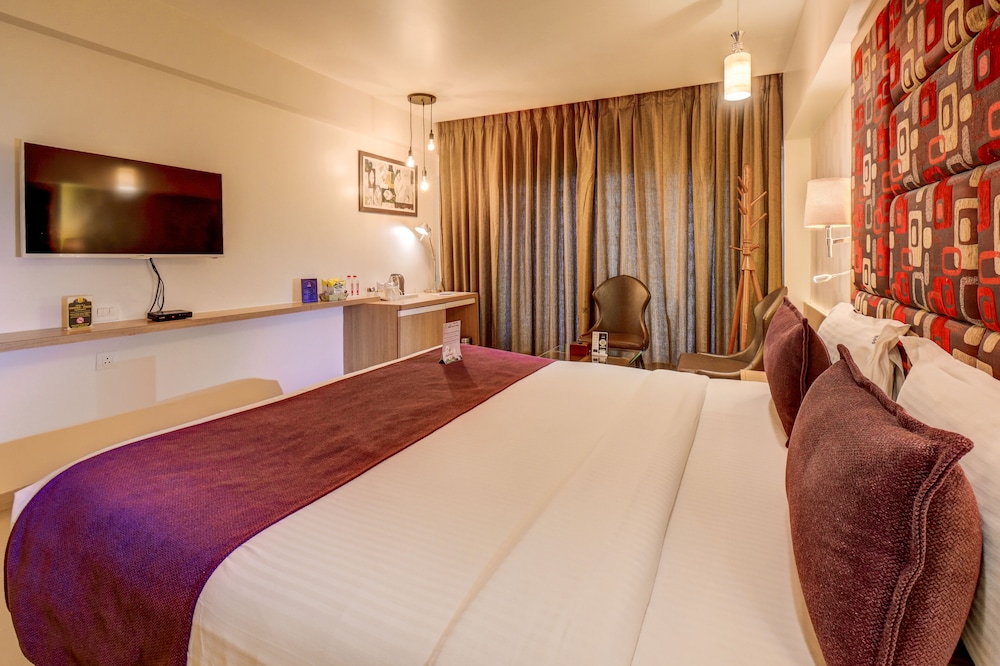 The Ssk Solitaire Hotel & Banquets 18/50