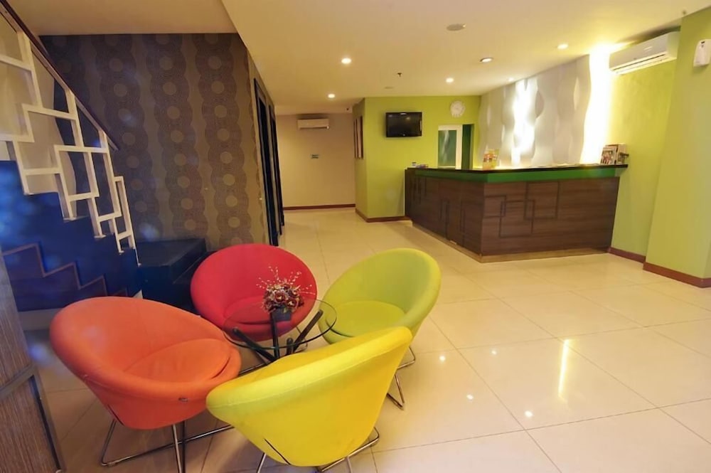 Pose In Hotel Solo 31/48