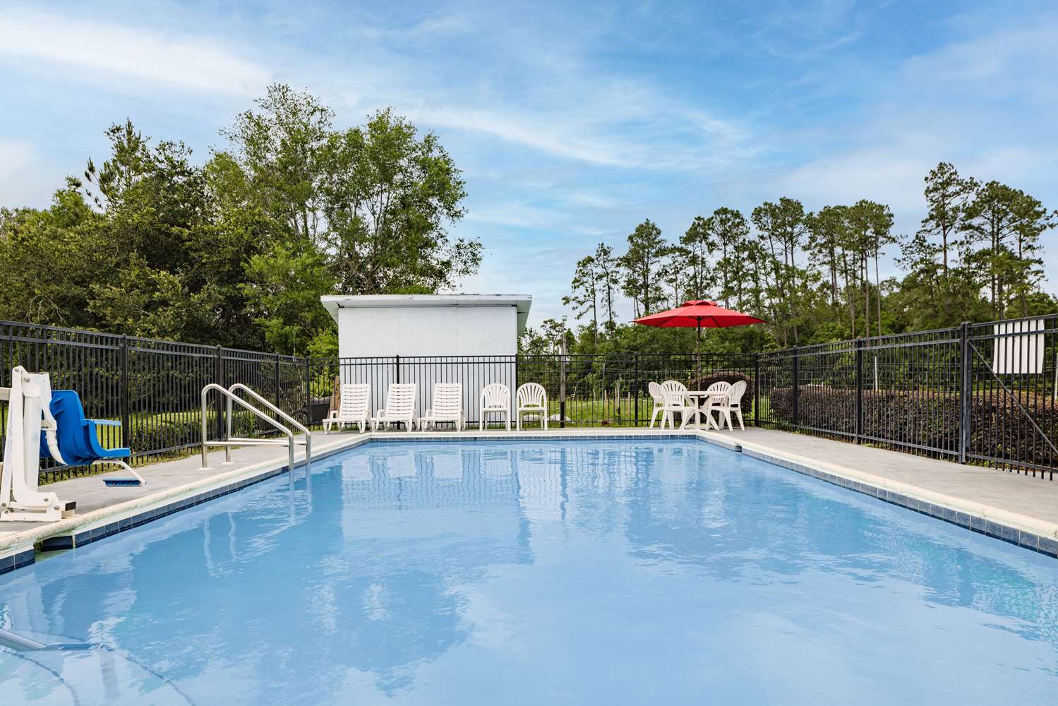 Days Inn by Wyndham Pensacola I-10 23/34