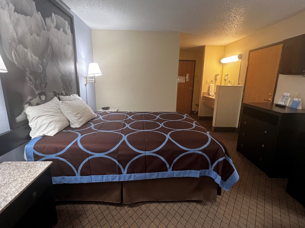 Super 8 by Wyndham Cleveland TX 9/29