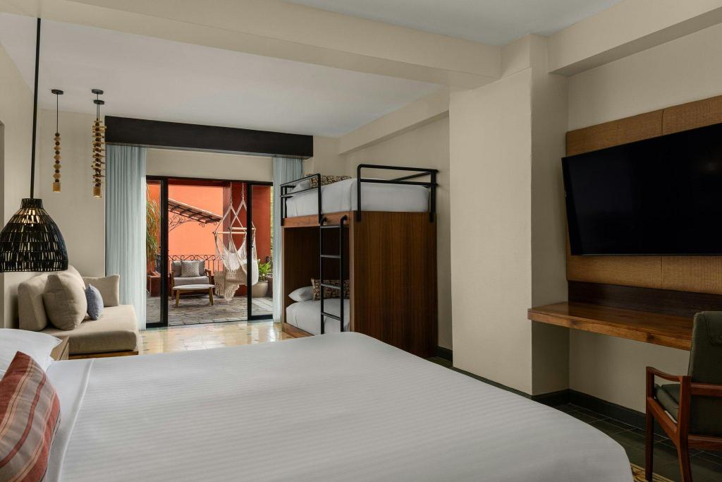 غرفة عائلية بسرير كينج وسرير بطابقين