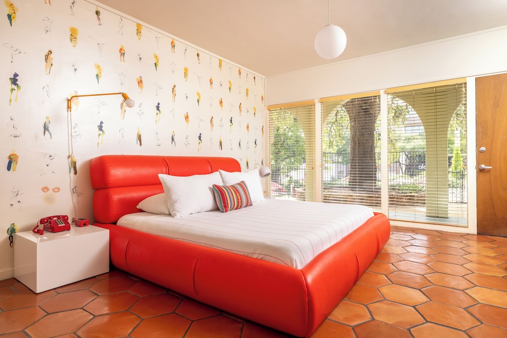 POOL, KING BED