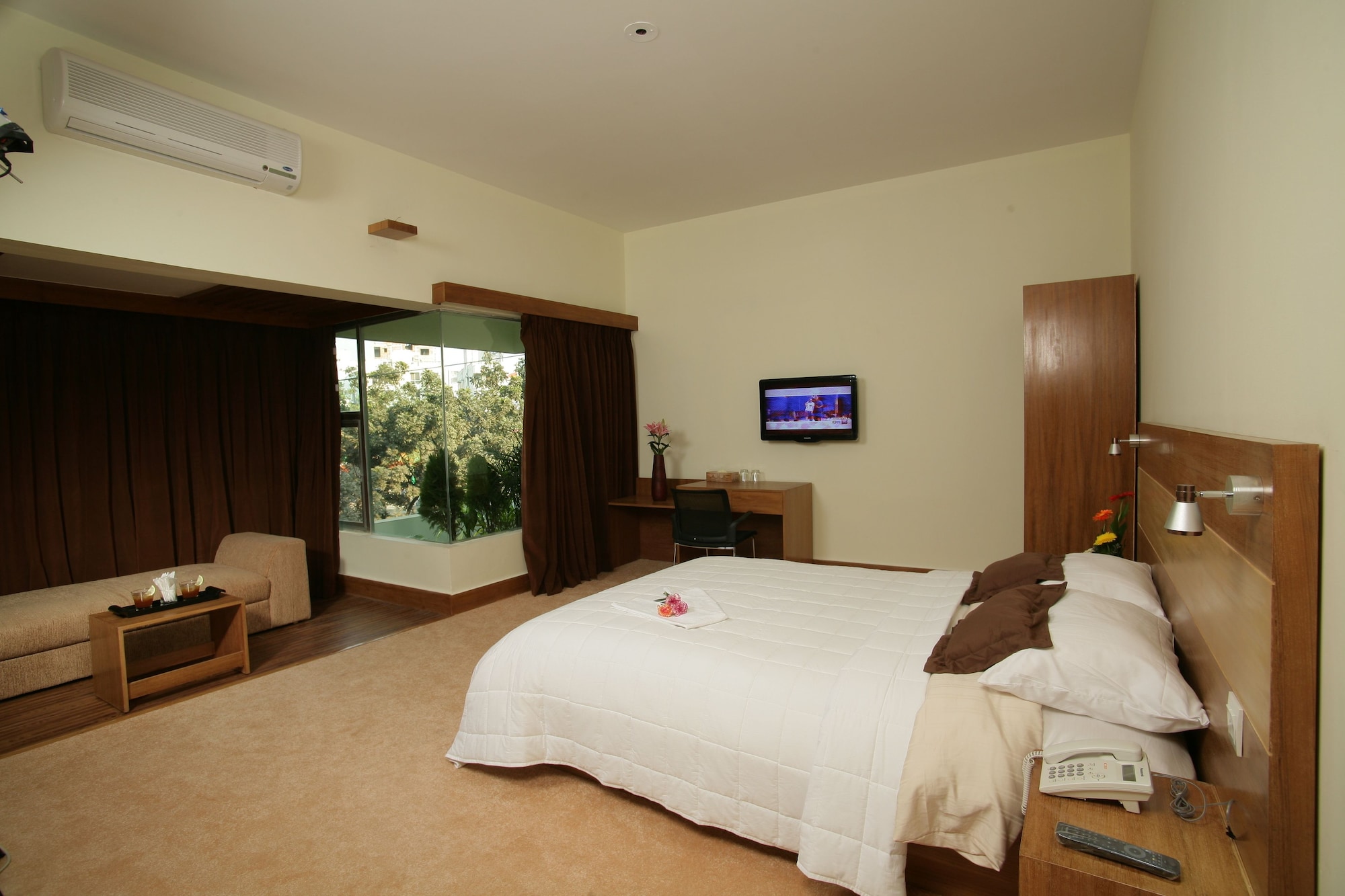 STUDIO, SUITE, CITY VIEW
