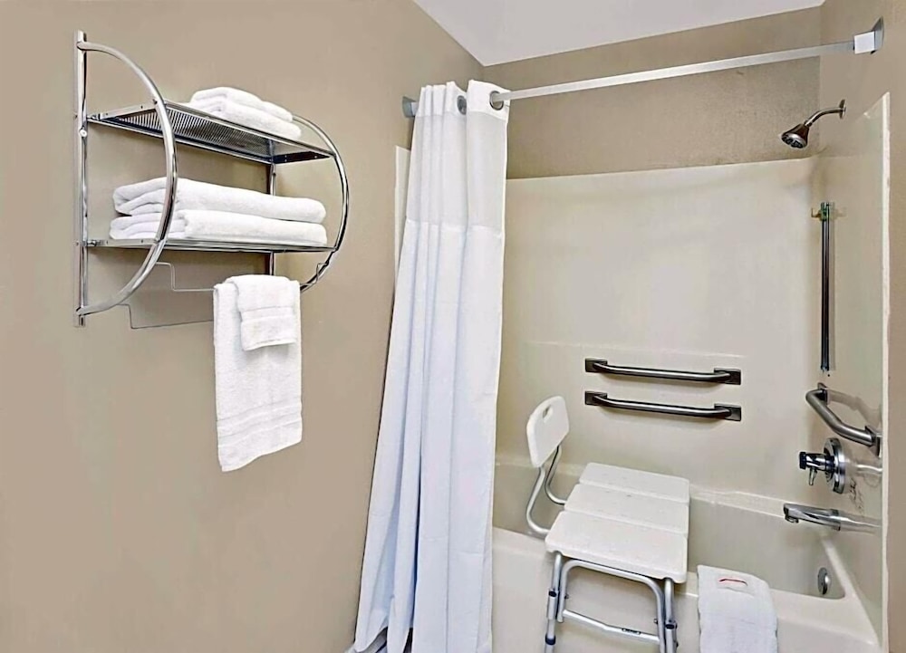 Econo Lodge Canton North 6/15