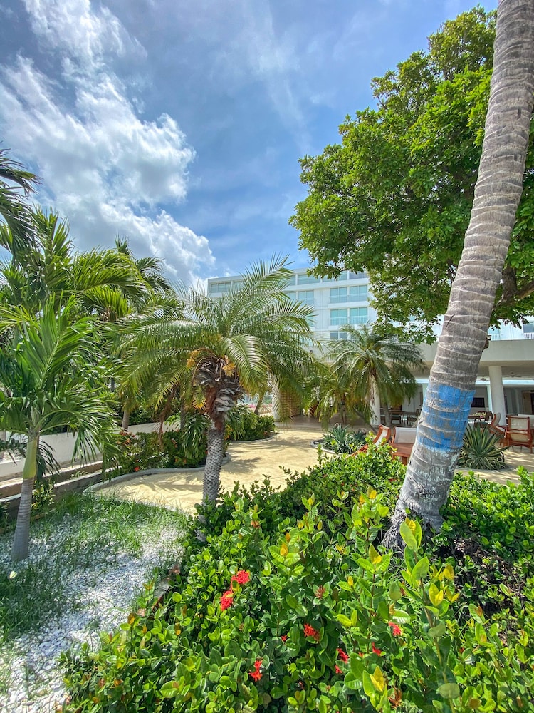 Hotel Tamaca Beach Resort in SANTA MARTA