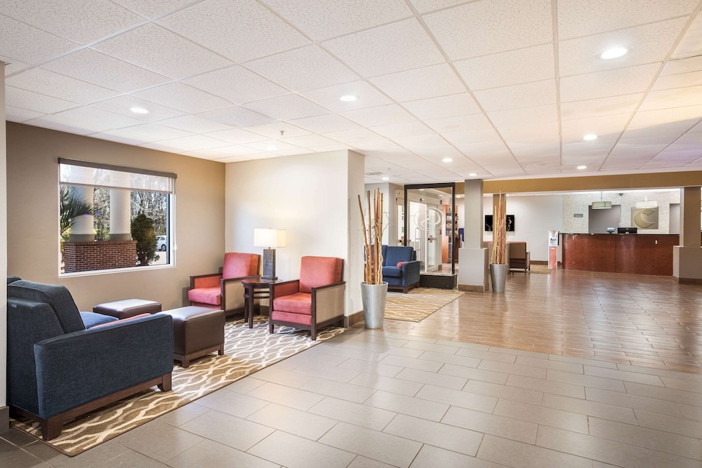 Comfort Suites Forsyth Near I-75 33/49