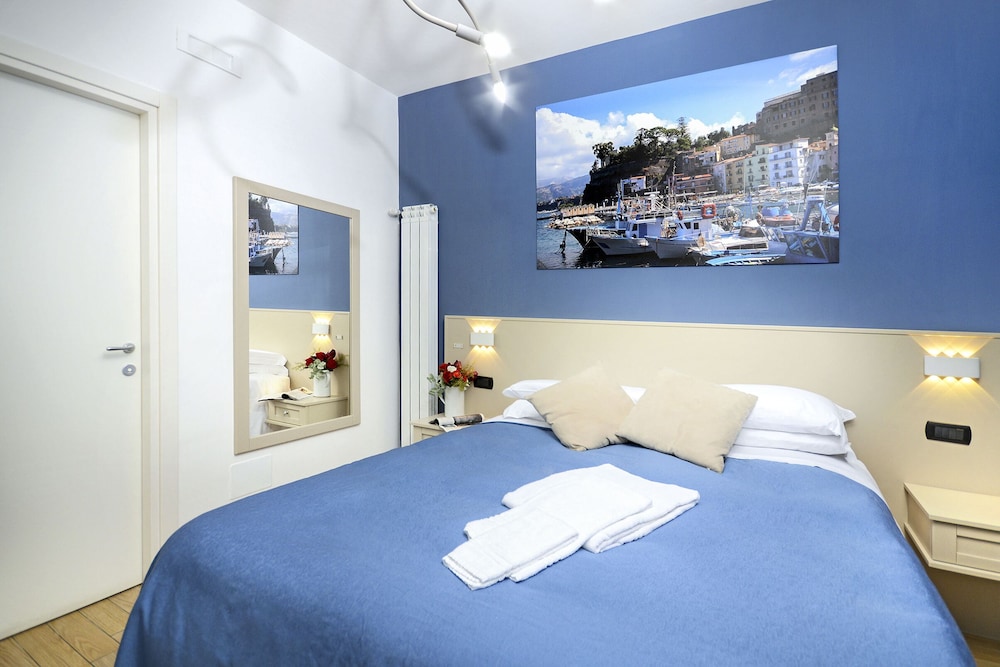 ROOM, QUADRUPLE