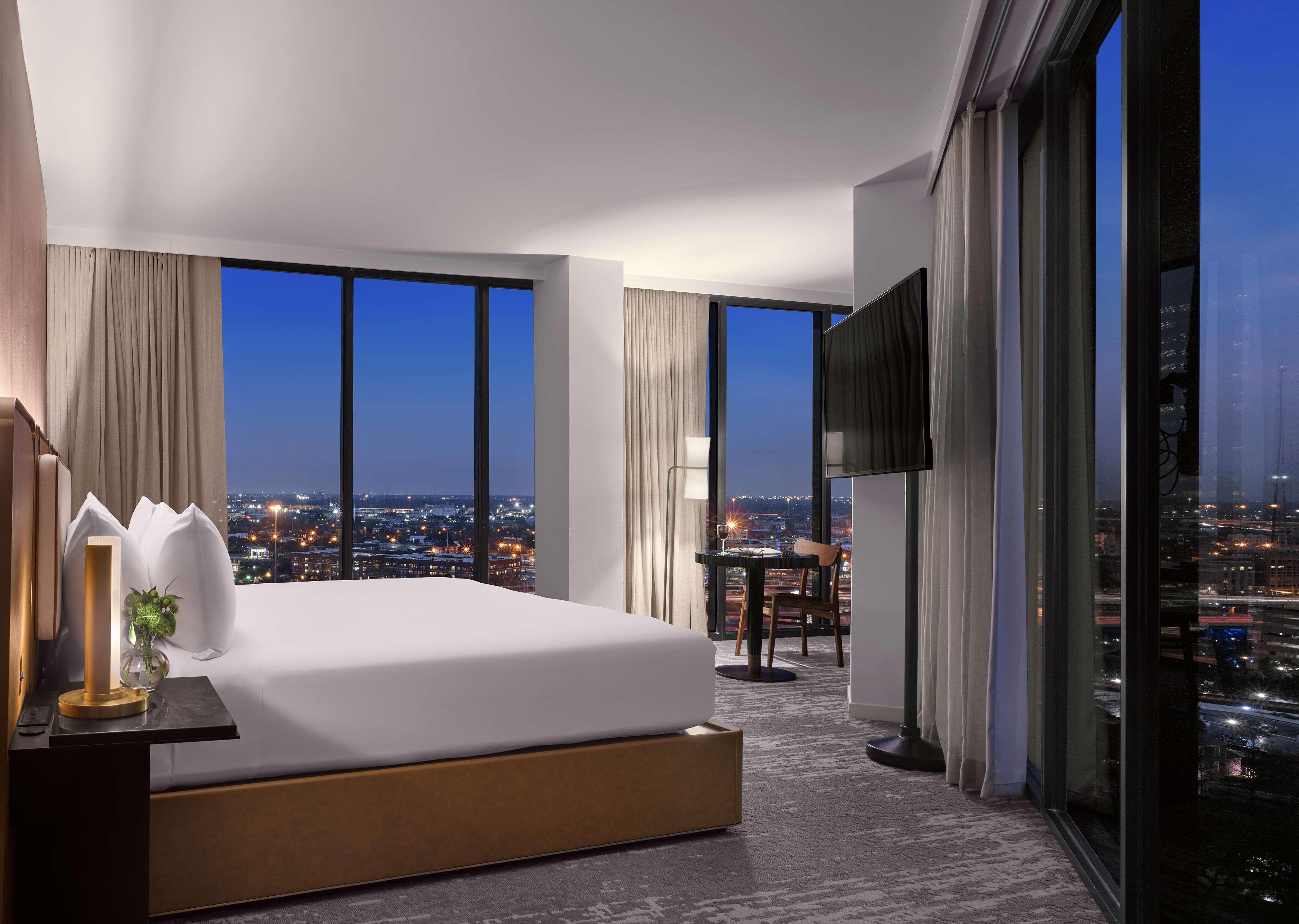 SUITE, KING BED, ACCESSIBLE