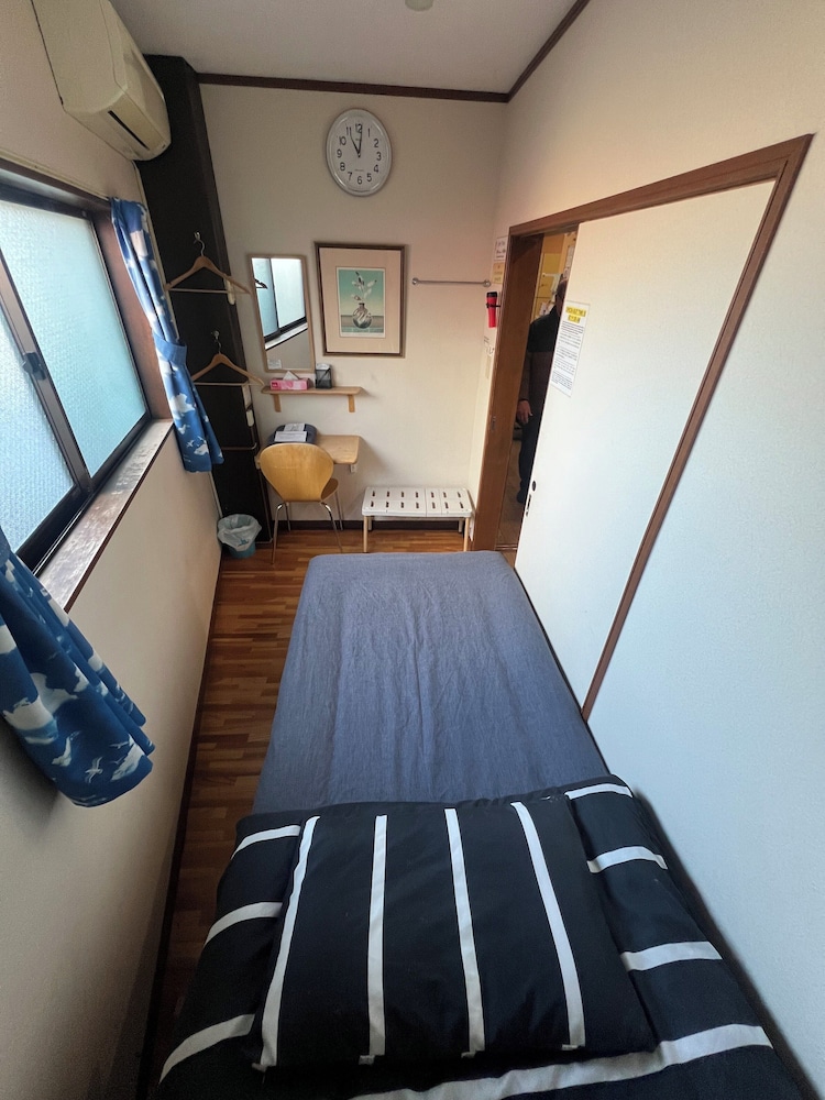 ROOM, SINGLE, SHARED BATHROOM