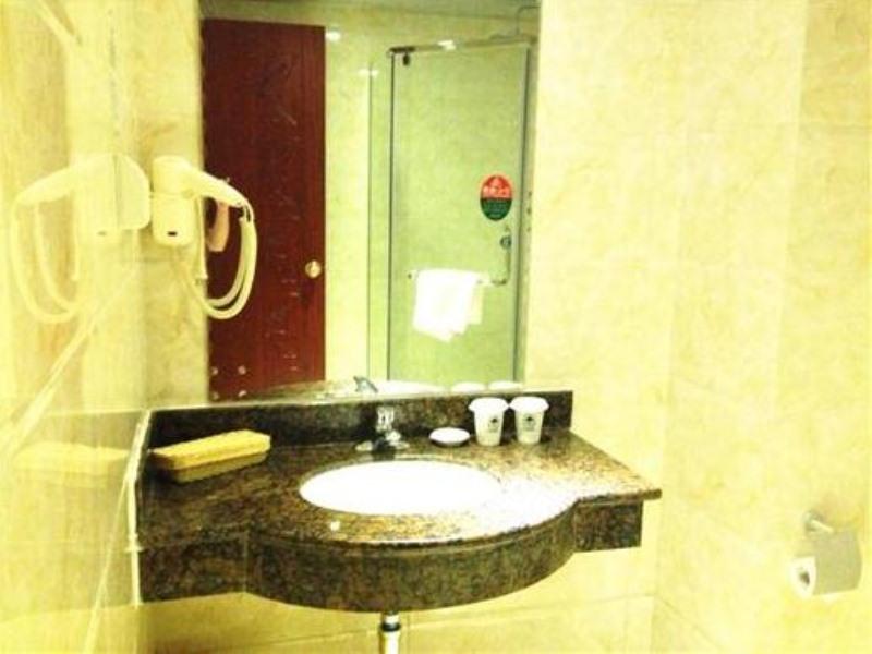 GreenTree Inn Shandong Jinan Suncun New District Express Hotel 17/18