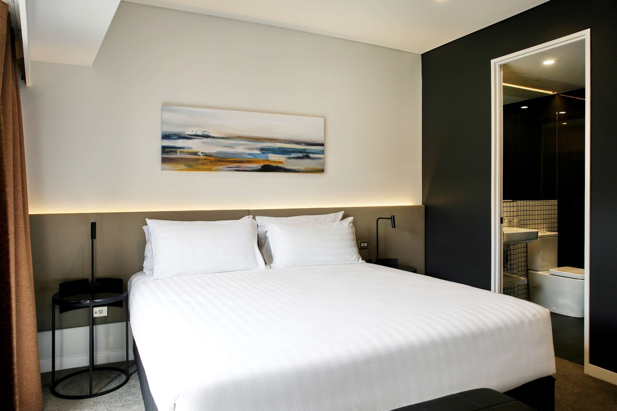 ROOM, KING BED, CITY VIEW