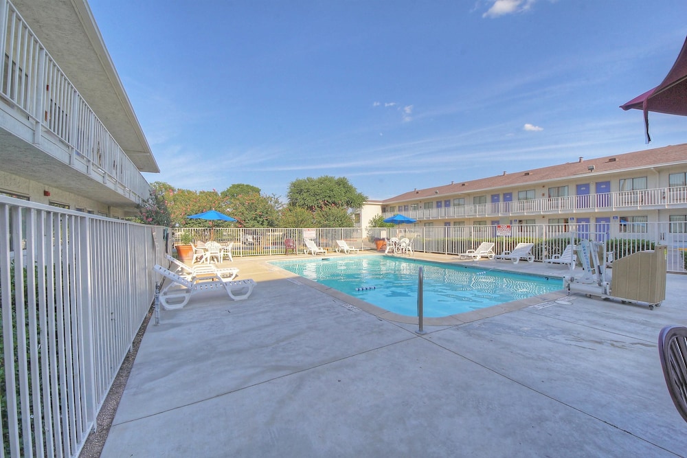 Motel6 San Antonio, TX - Six Flags Fiesta TX/La Cantera Area 38/44