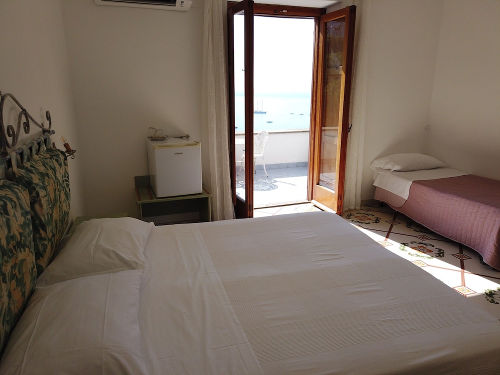 DELUXE, DOUBLE BED, SEA VIEW