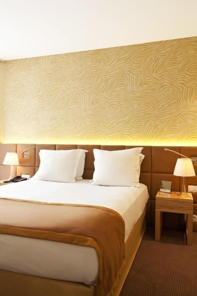 Golden Tulip Avignon Le Paradou 11/66