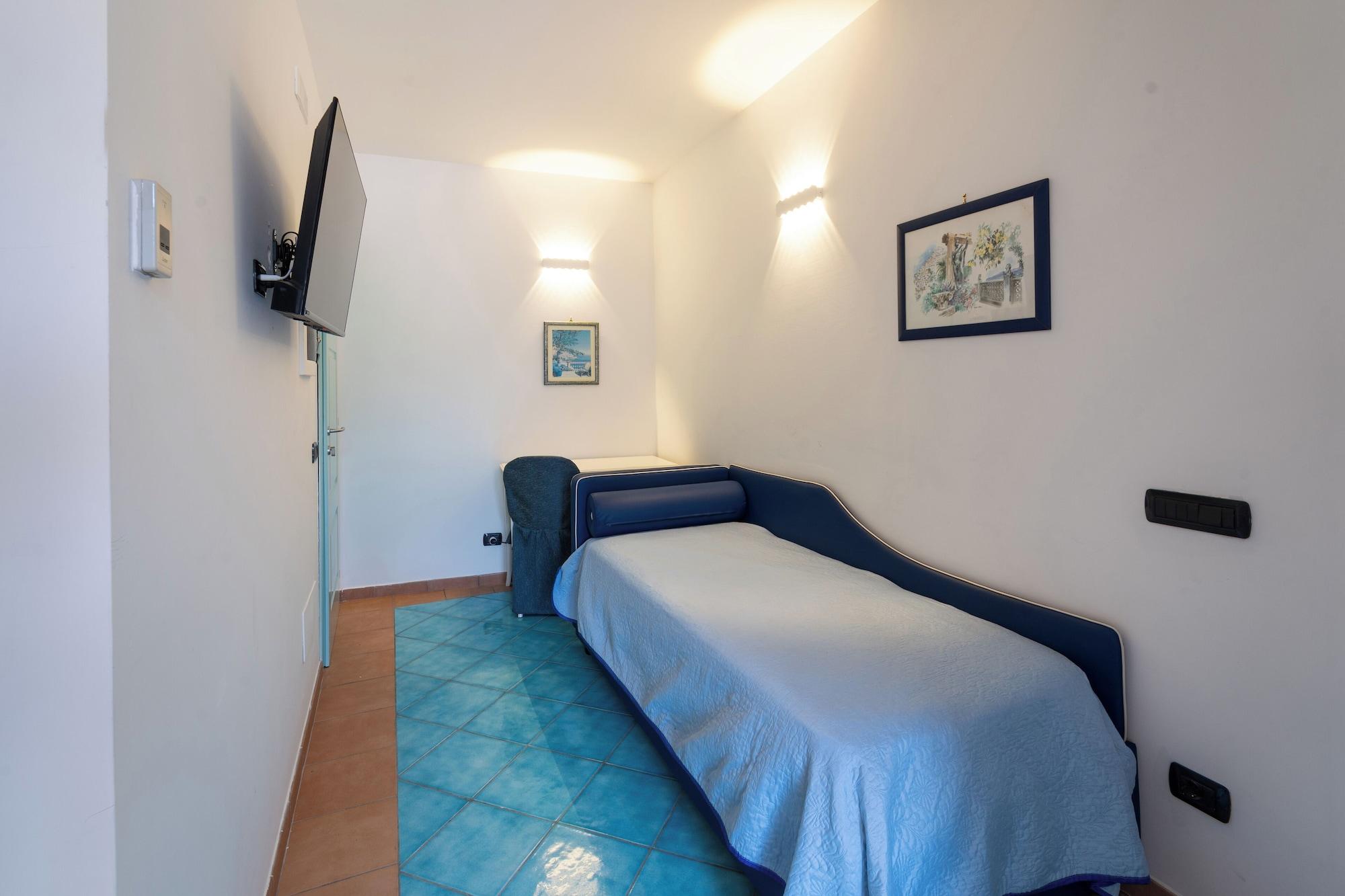 Deluxe, Sea View