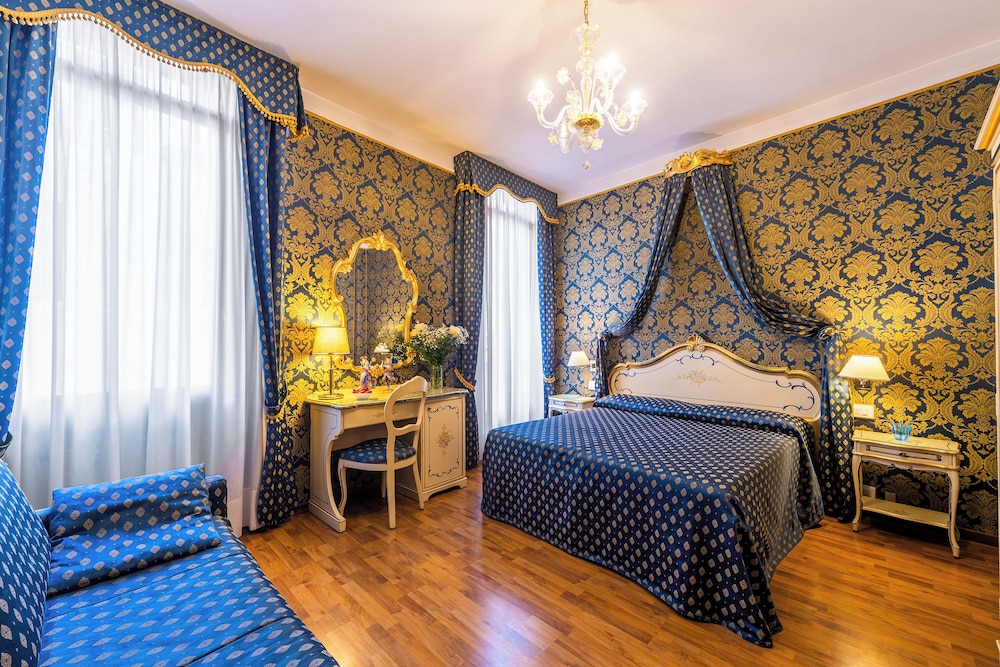 ROOM, QUEEN BED, BALCONY