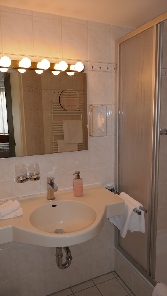 Hotel Rotkreuzplatz 49/50