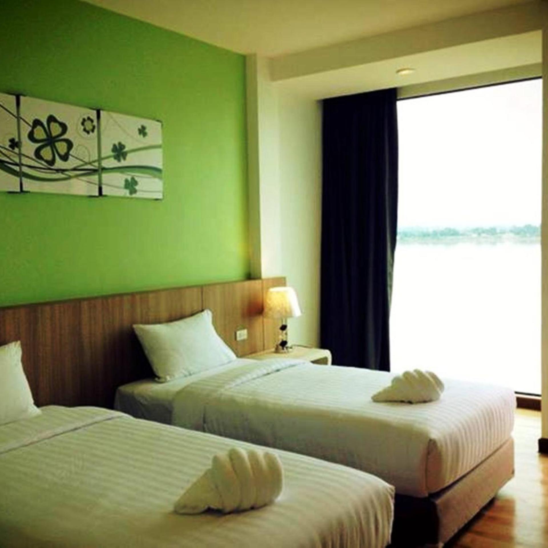 The River Hotel 12/50