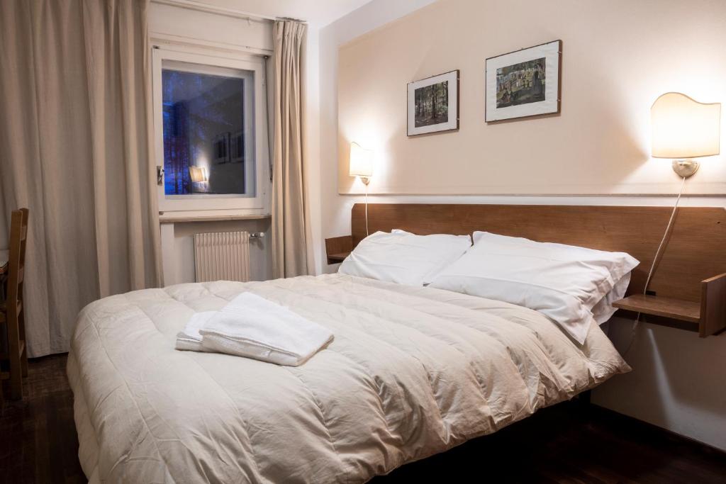 ROOM, DOUBLE OR TWIN BED