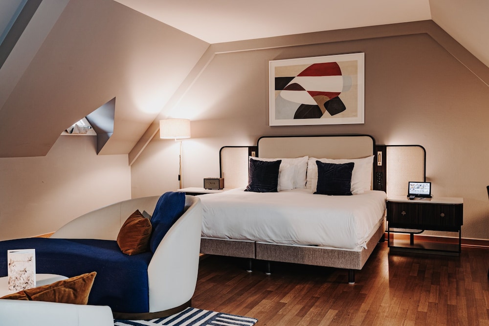 JUNIOR SUITE, KING BED