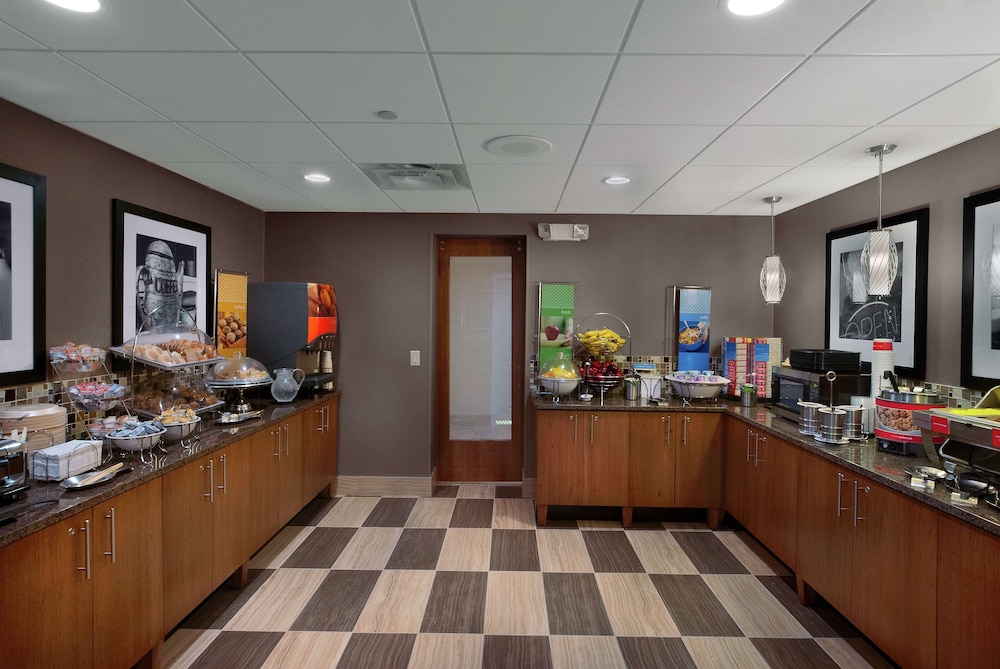 Hampton Inn Milwaukee/Brookfield 32/36