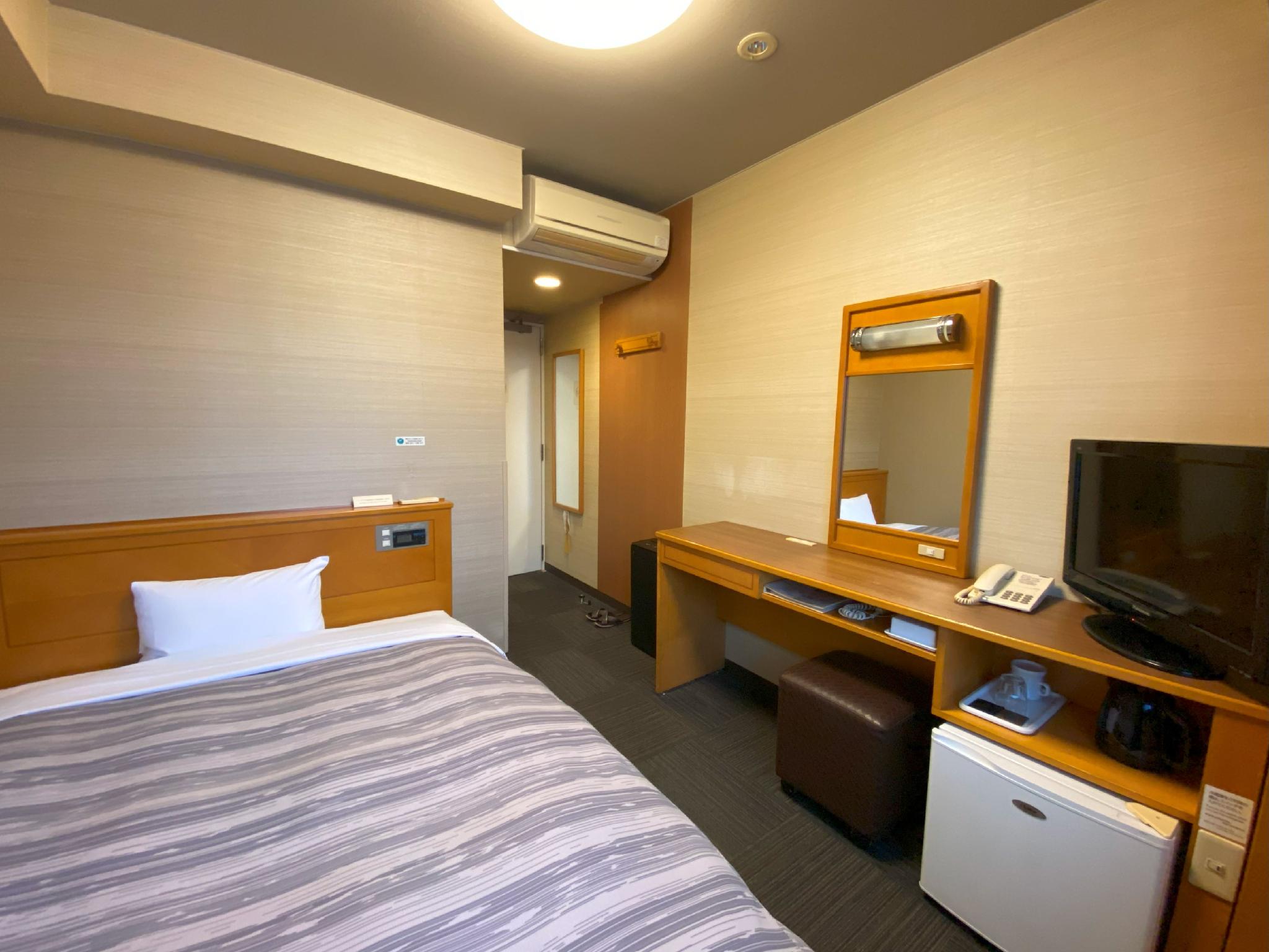 Room, Single, Unit Bath, West Wing, Smoking