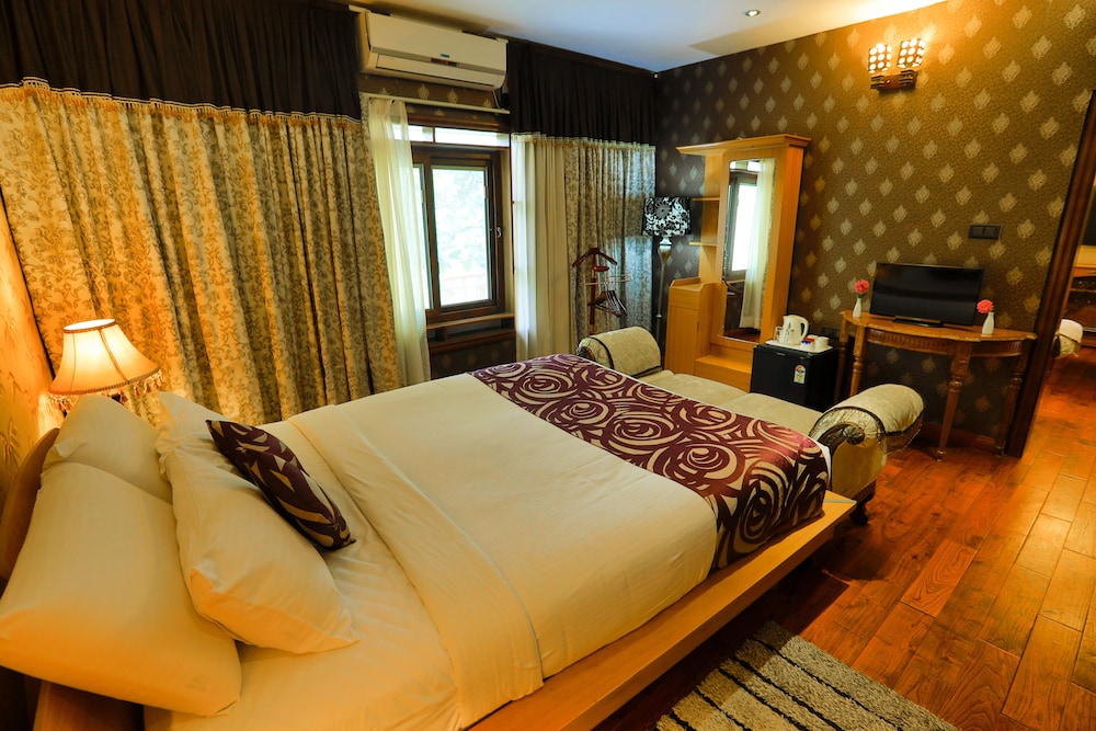 SUITE, KING BED
