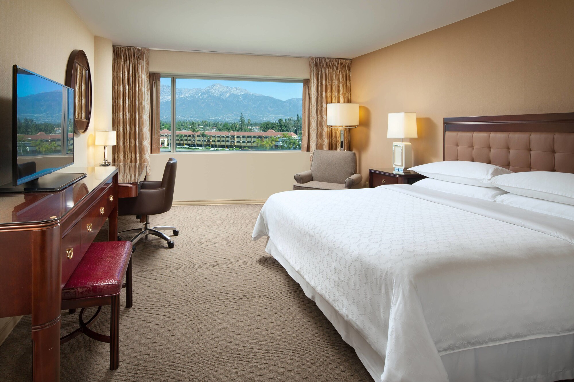 غرفة بسرير كينج، Sheraton Ontario Airport Hotel 14/19