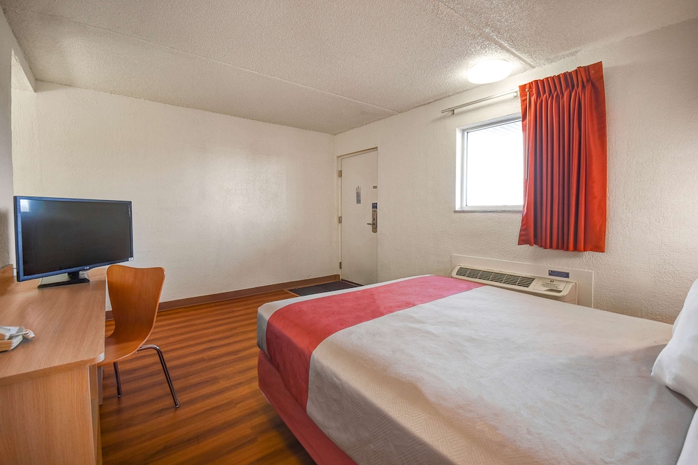 Motel6 North Ridgeville, OH - Cleveland Intl Airport - N Ridgeville 28/45