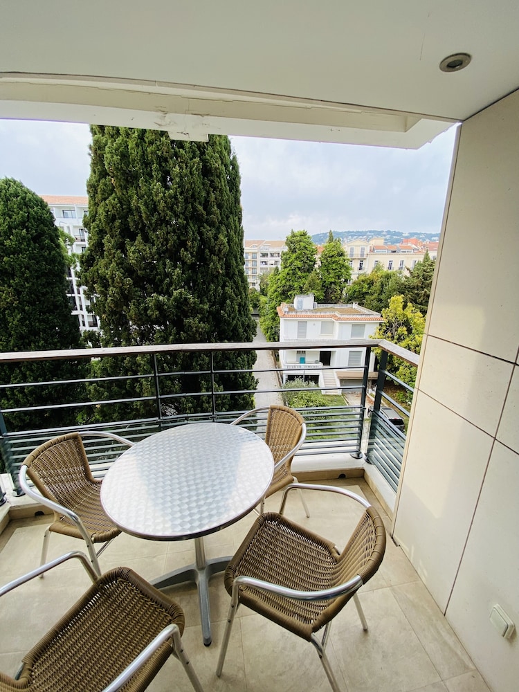 Carlton Riviera 23/50