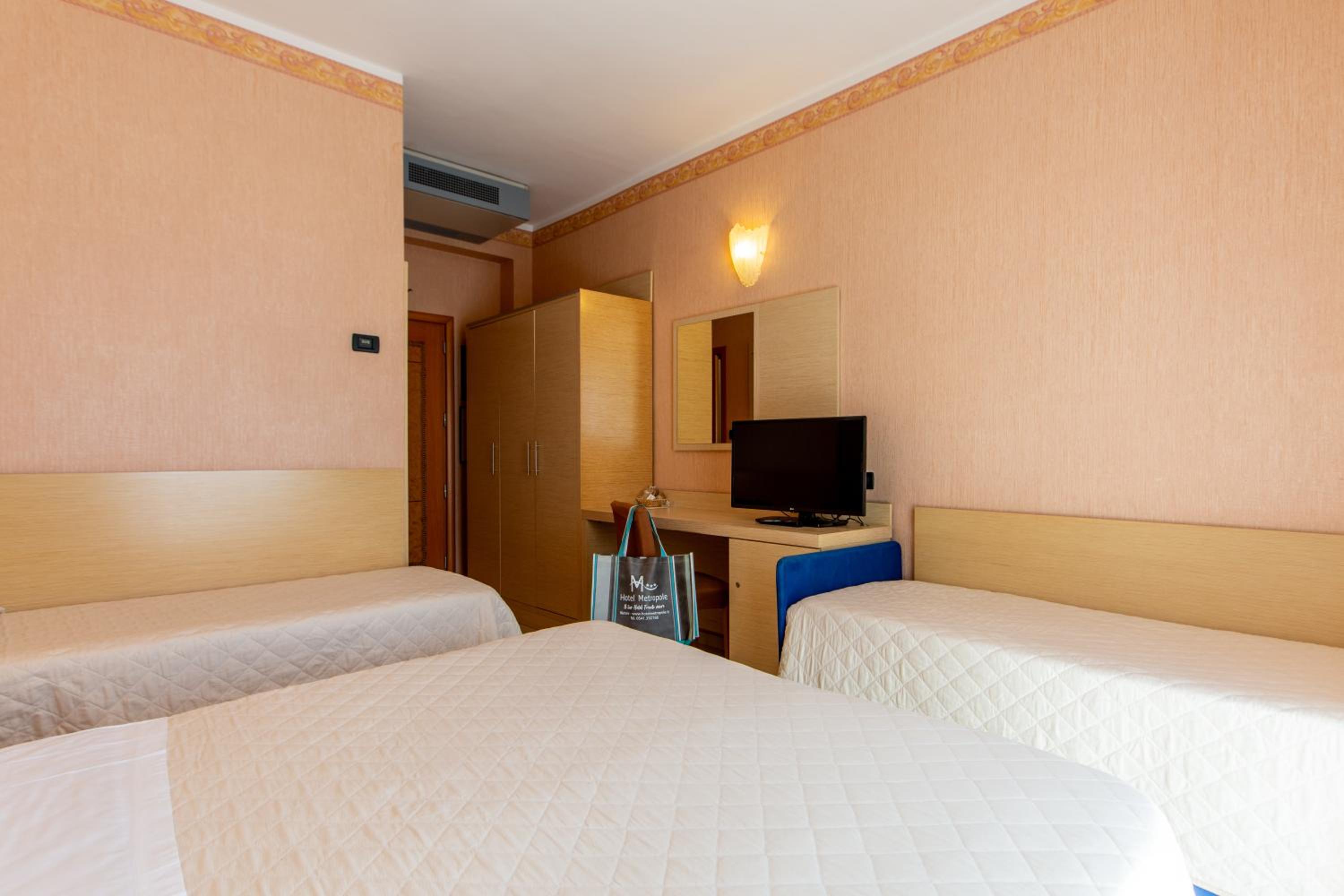 Room, Quadruple