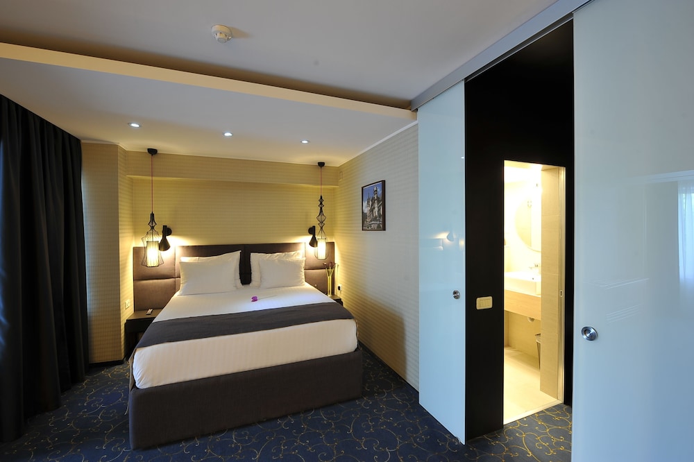 Crystal Palace Hotel 21/67