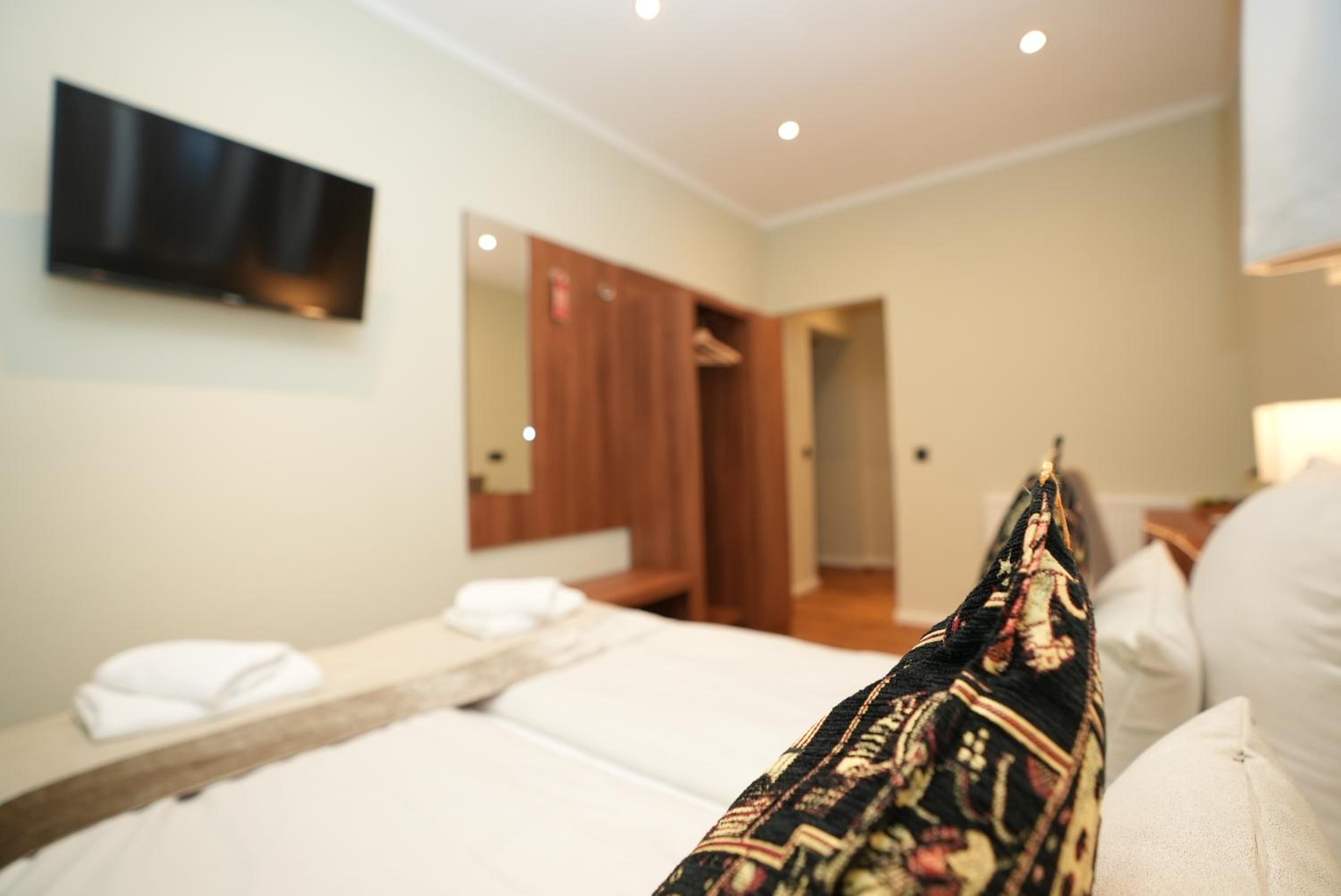 Budget, Basement, Double Bed، Hotel Attache 10/10