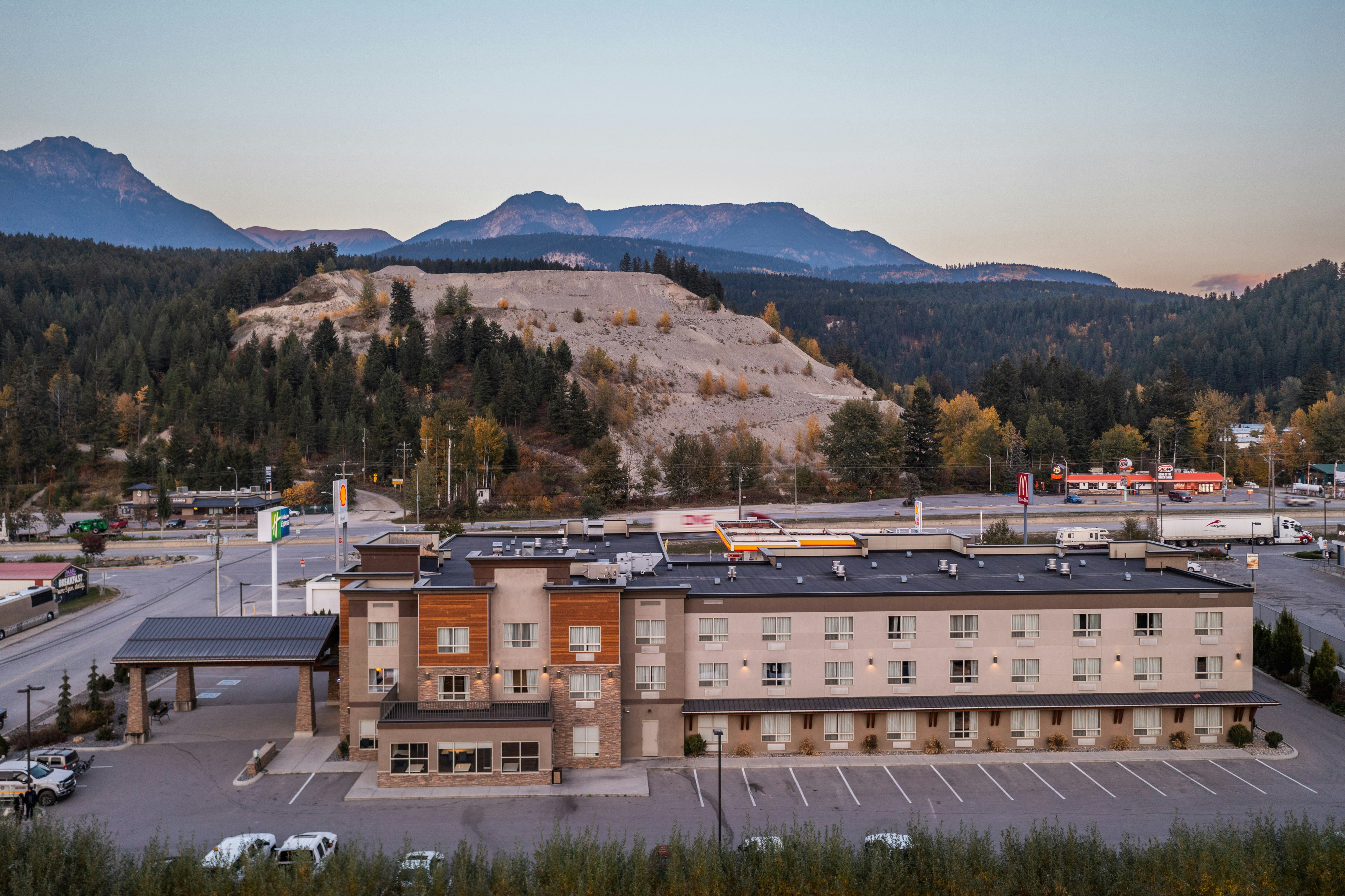 HOLIDAY INN EXPRESS GOLDEN KICKING HORSE 5/75