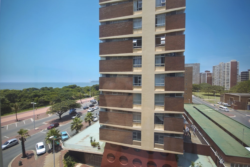 Blue Waters Hotel 4/50