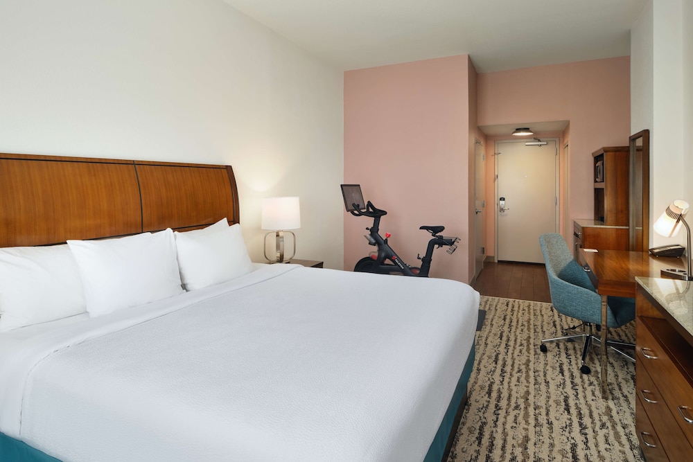 ROOM, KING BED, PELOTON