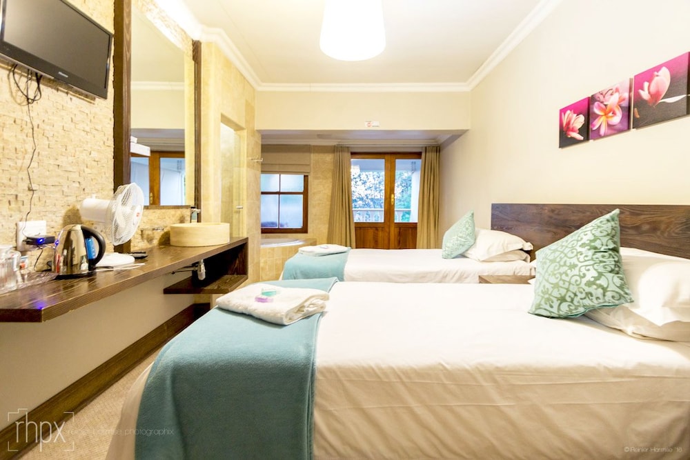 OR Tambo Guest House 18/49