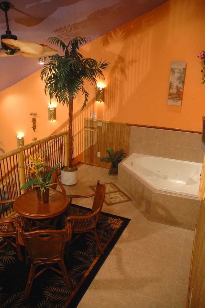 Wildwood Inn Tropical Dome & Theme Suites 51/74
