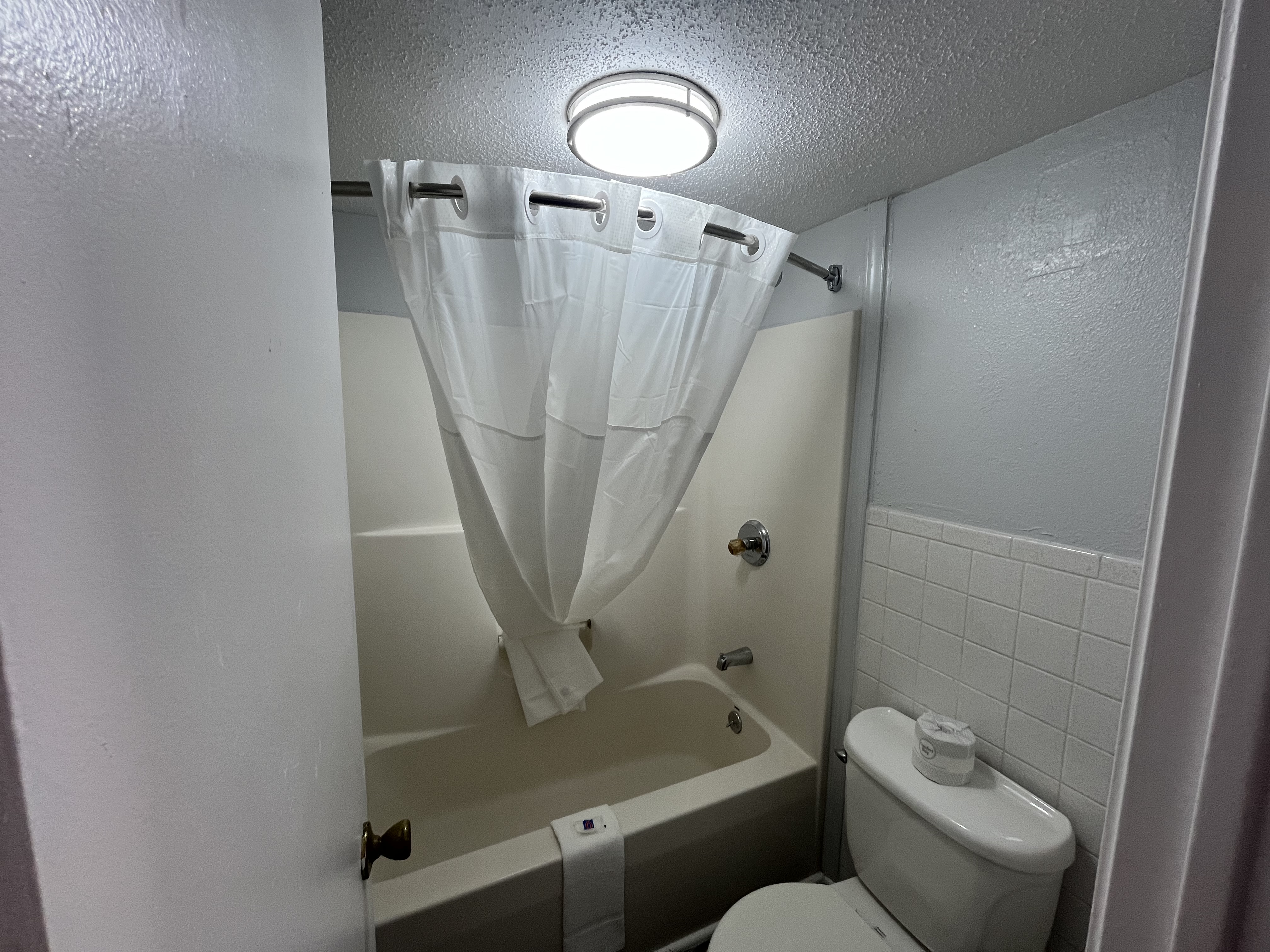 1 Queen Bed - Mobil Access Tub Nsmk Micfridg