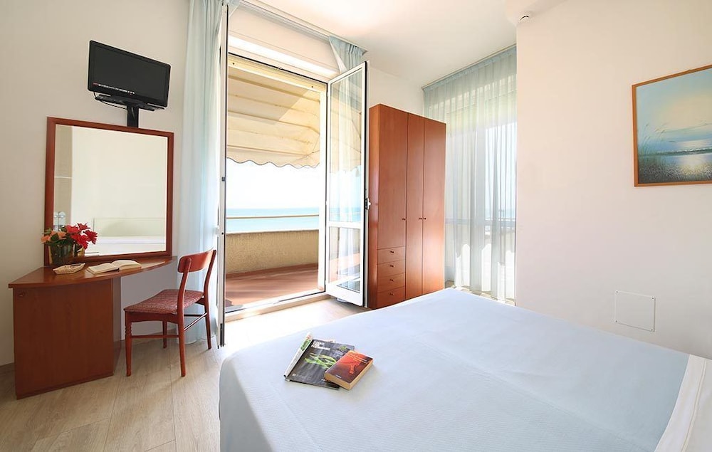 غرفة سوبيريور بثلاثة أسرّة بإطلالة على البحر، Hotel Caravel 2/4