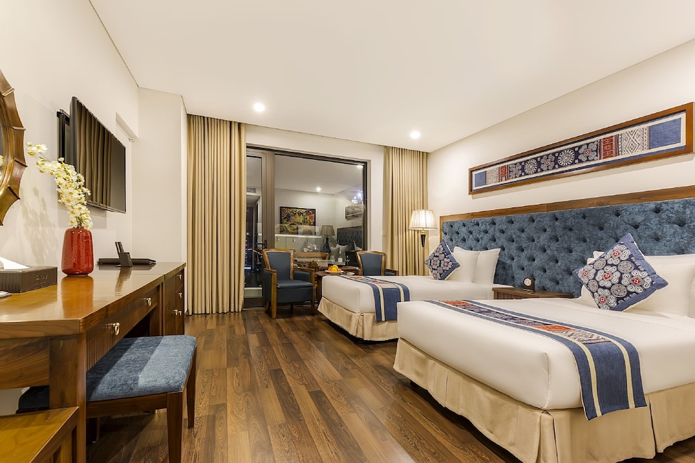 SUPERIOR, TWIN BEDS, CITY VIEW, BALCONY