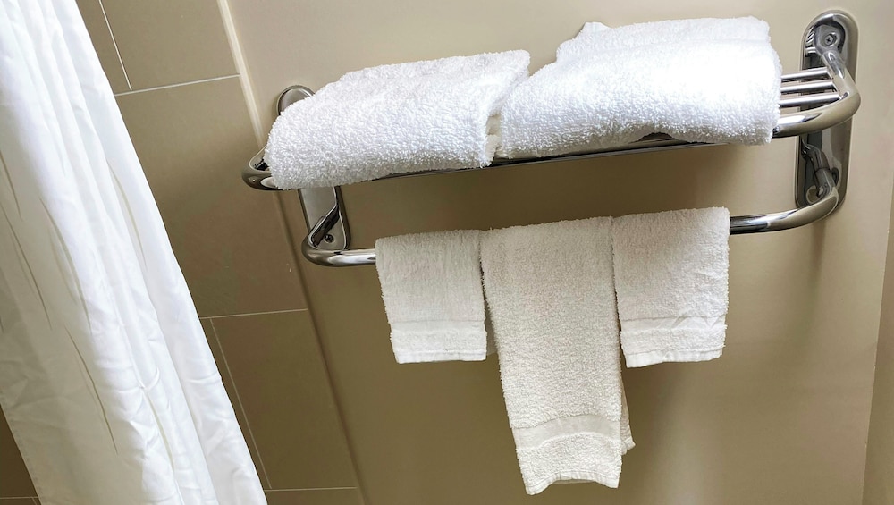 EXPRESS INN NEWPORT NEWS 33/59