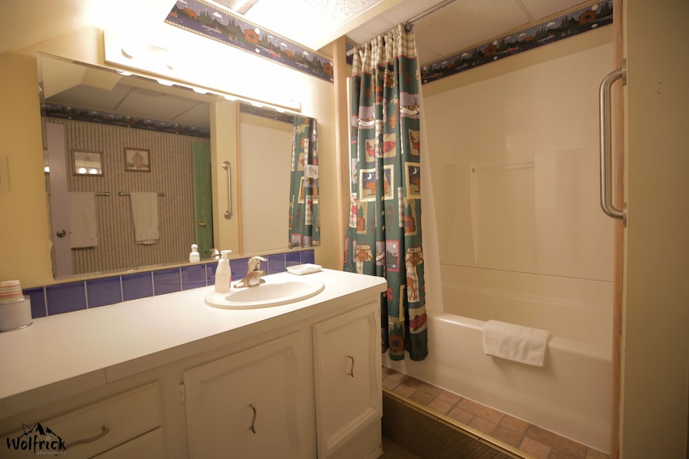 Jewel Lake Bed Breakfast 50/50