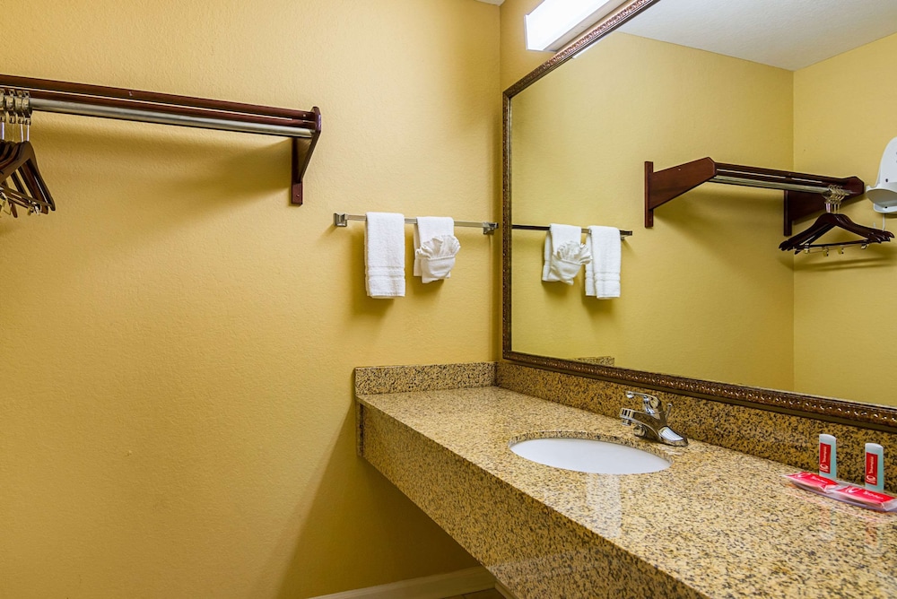 Econo Lodge Inn and Suites Bryant 6/9