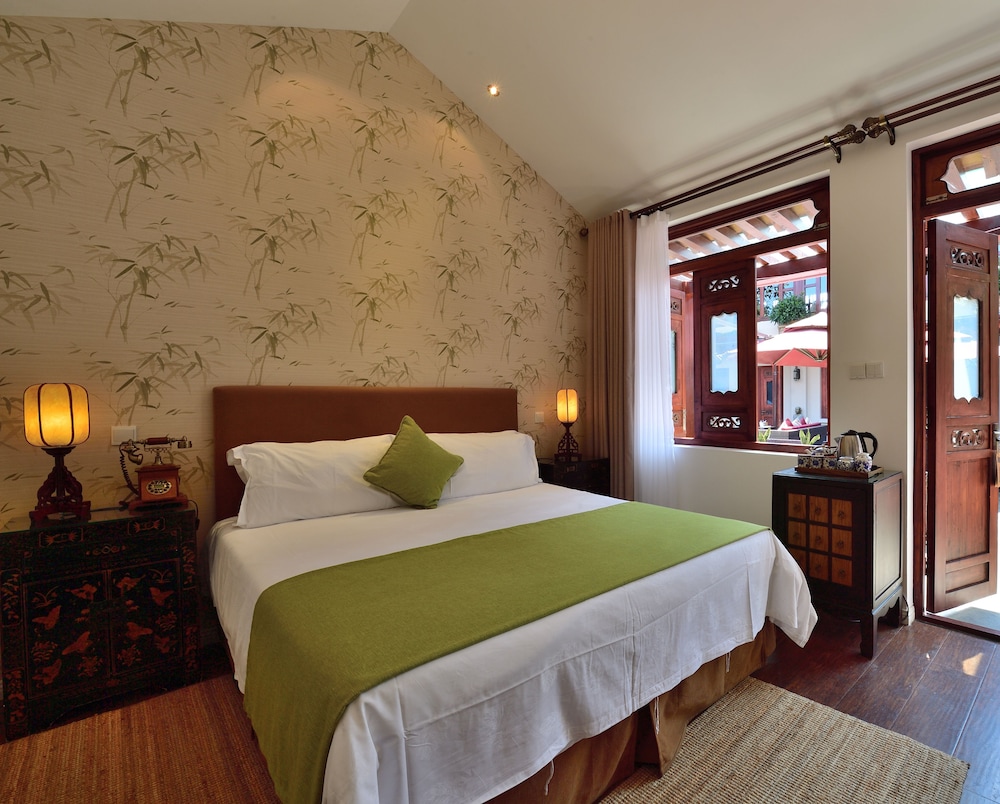 DELUXE, DOUBLE BED