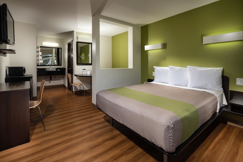 Motel6 Canoga Park, CA 12/32