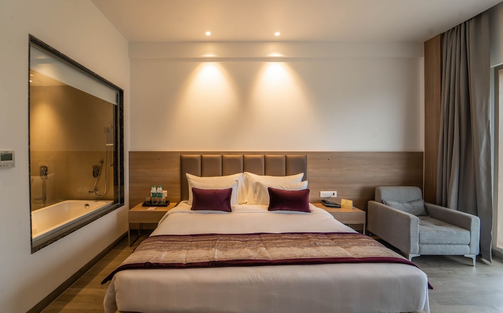Suite, King Bed, Bathtub